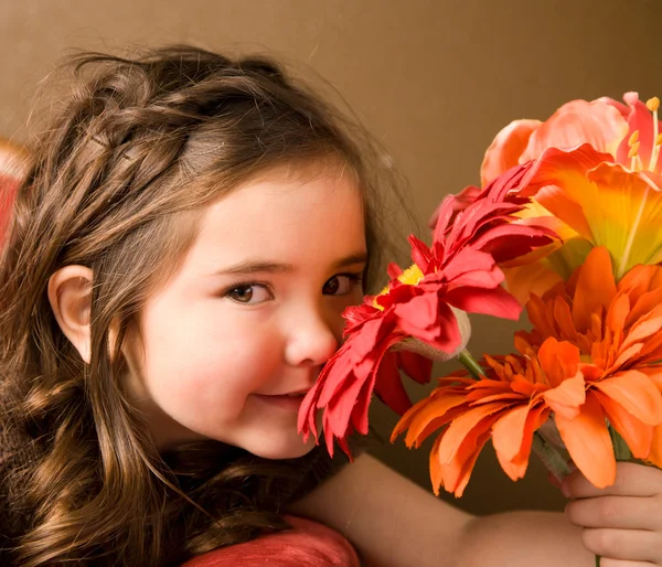 Κοριτσάκι με λουλούδια — Φωτογραφία Αρχείου