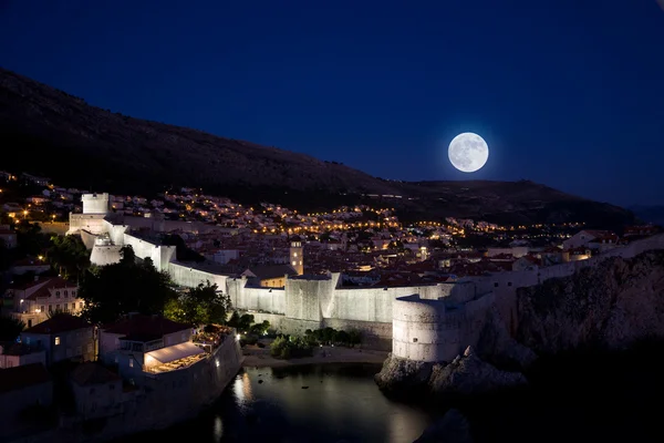 Salida de la luna sobre Dubrovnik — Foto de Stock