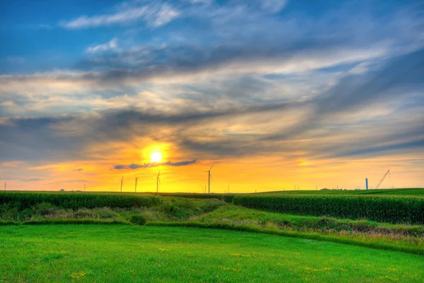 Molino de viento granja puesta del sol — Foto de Stock