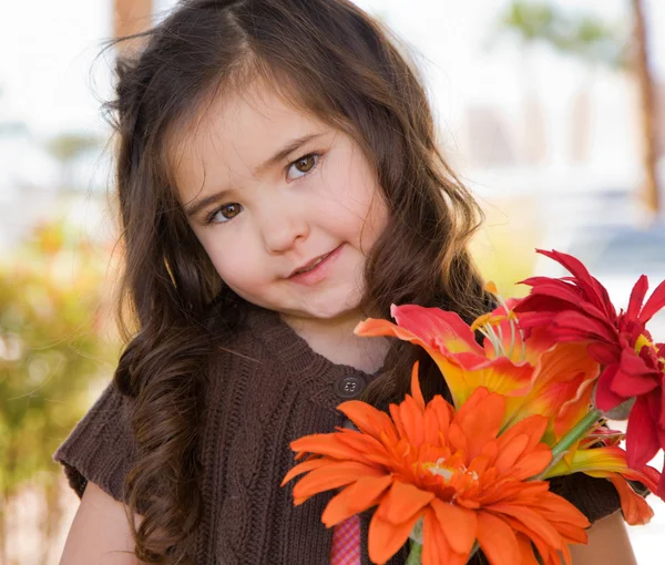 Kislány virágokkal — Stock Fotó