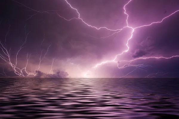 Blitz über dem Wasser — Stockfoto