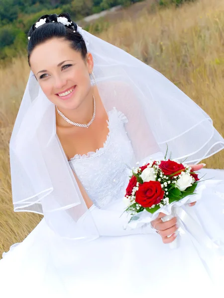 Улыбающаяся невеста — стоковое фото