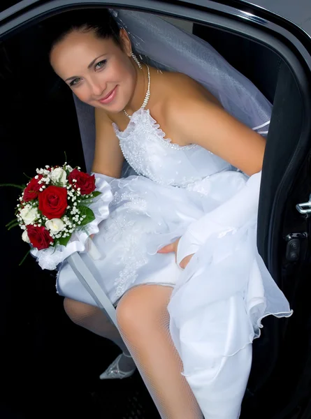 Улыбающаяся невеста — стоковое фото
