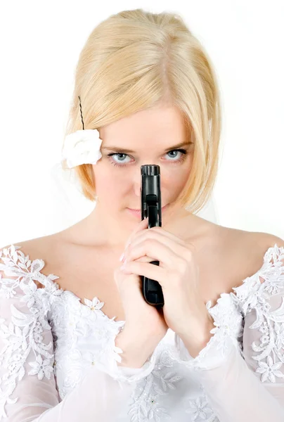 Novia sosteniendo el arma — Foto de Stock