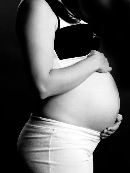 Kobieta w ciąży w czerni i bieli — Zdjęcie stockowe