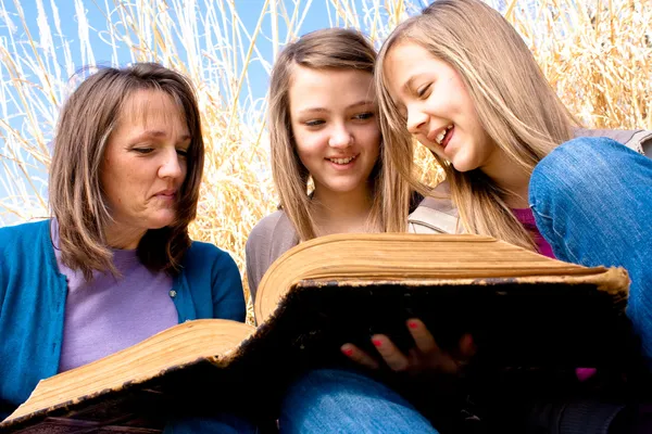 Familia leyendo la Biblia juntos —  Fotos de Stock