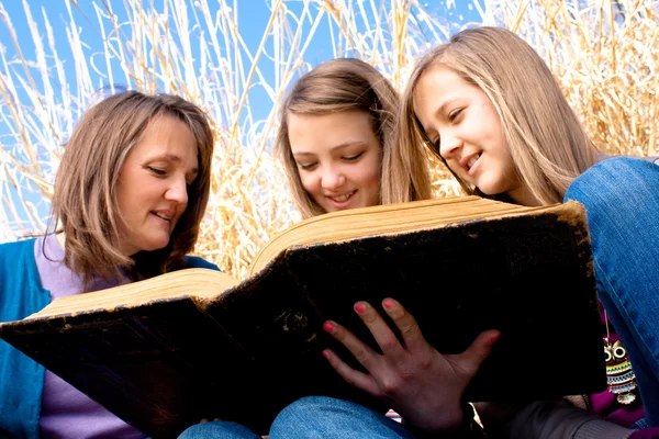 Madre e Hijas leyendo — Foto de Stock