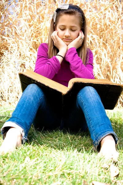 Ung flicka läsa Bibeln — Stockfoto