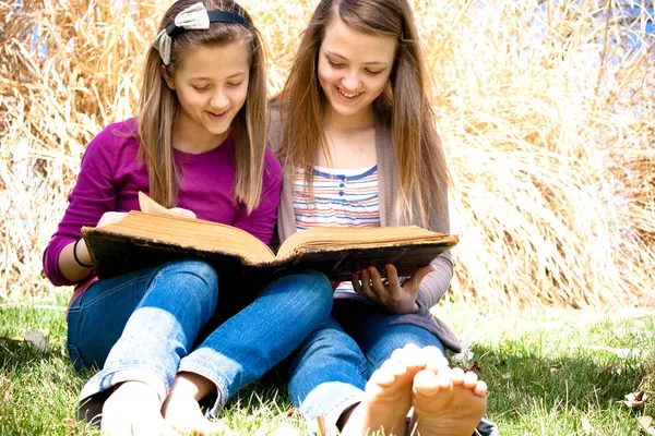 Zusters lezen van de Bijbel — Stockfoto