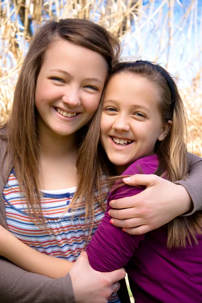 Zwei Schwestern umarmen sich — Stockfoto