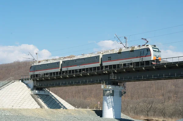 Locomotiva elétrica na ponte — Fotografia de Stock