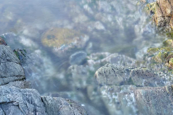 Piedras marinas en un oleaje —  Fotos de Stock
