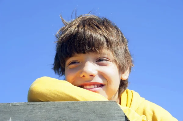 Rapaz sorriso — Fotografia de Stock