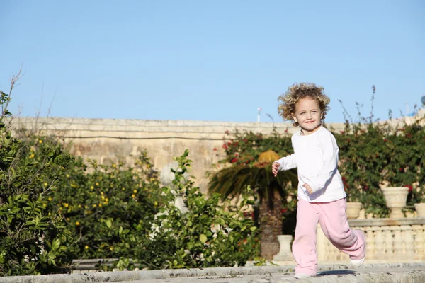 Маленький ребенок бежит — стоковое фото