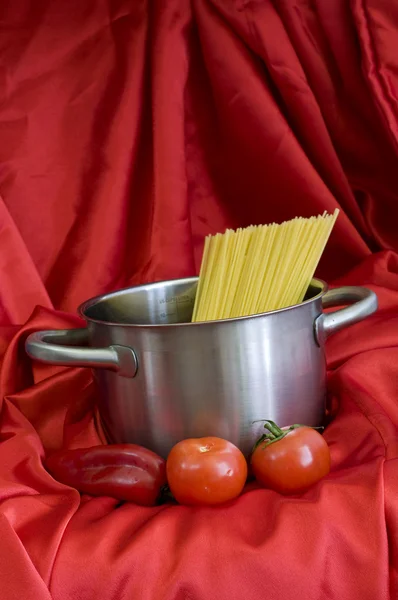 Красный и спагетти — стоковое фото