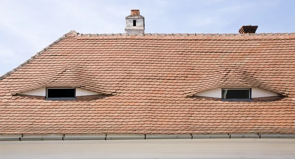 con tubos de ventilación, terminal de humos y chimenea en la azotea de