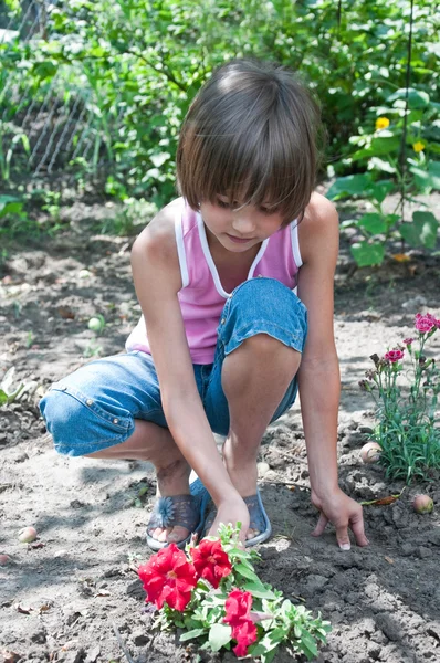 Söt liten flicka i trädgården — Stockfoto