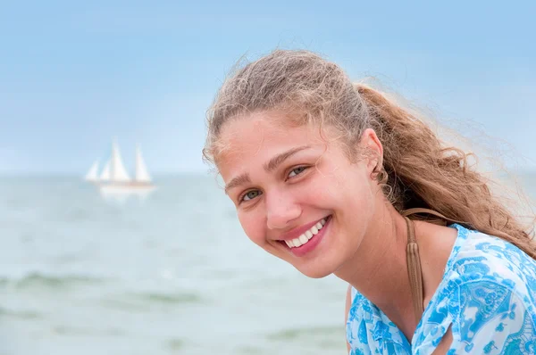 Beautiful young woman on the beach — Stock Photo, Image