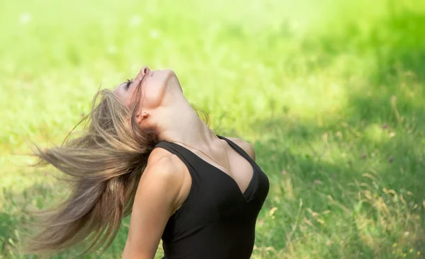 Молодая женщина с ветром дует волосы — стоковое фото