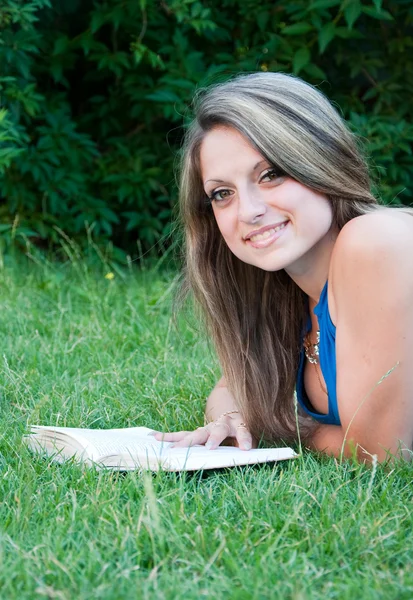 Piękna dziewczyna czyta książkę — Zdjęcie stockowe