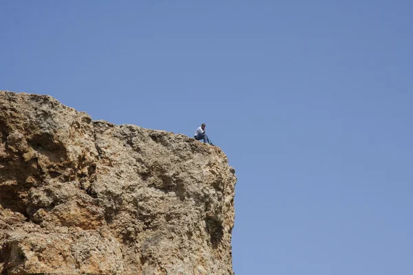 Человек на скале — стоковое фото