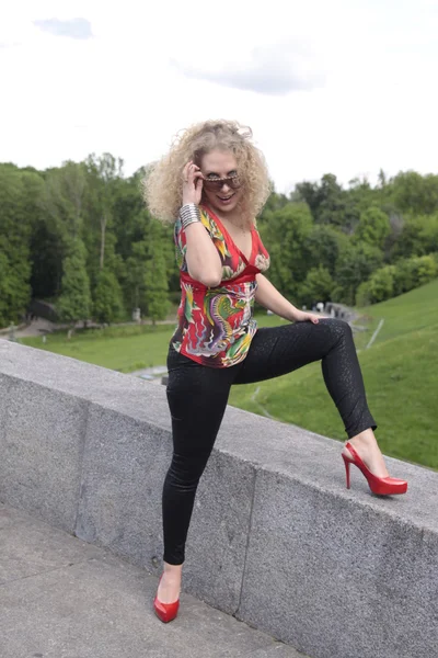 Blonde in rode schoenen — Stockfoto