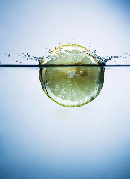 Suyun içinde limon dilimi — Stok fotoğraf