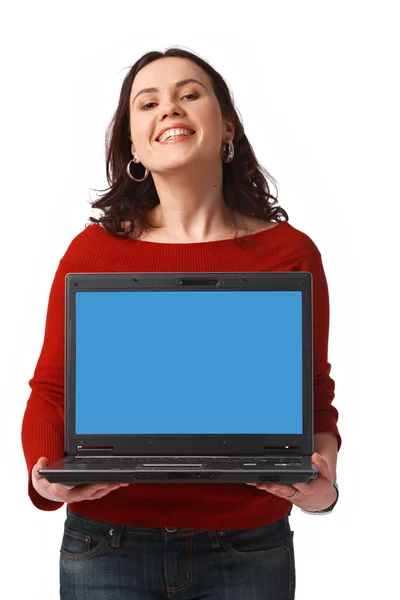 Kvinnan håller och visar öppna laptop — Stockfoto