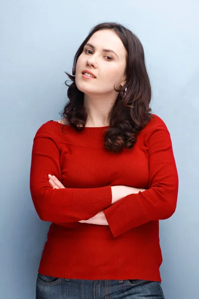 ポーズ w 赤で若い女性の肖像画 — ストック写真