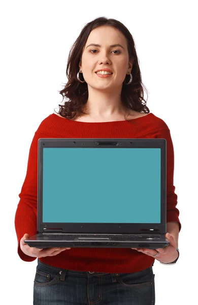 Mulher segurando e mostrando laptop aberto — Fotografia de Stock