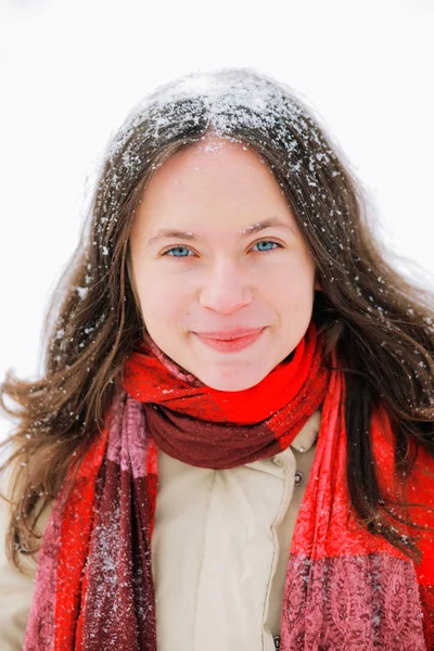 Krásná žena ve sněhu — Stock fotografie