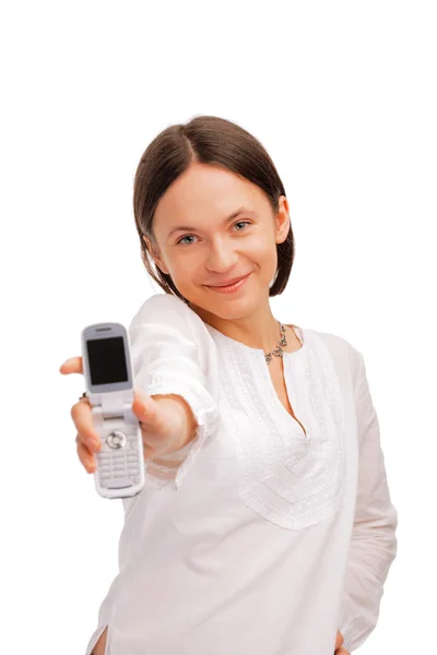 Красивая молодая женщина показывает сотовый телефон — стоковое фото