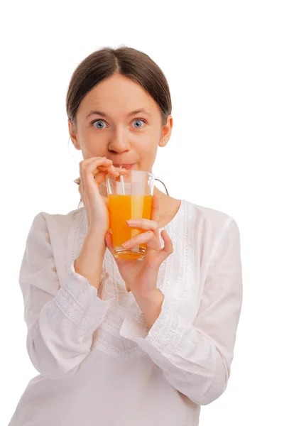 年轻女子喝着果汁与一根稻草 — 图库照片