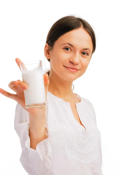 Красива жінка тримає стакан молока — стокове фото