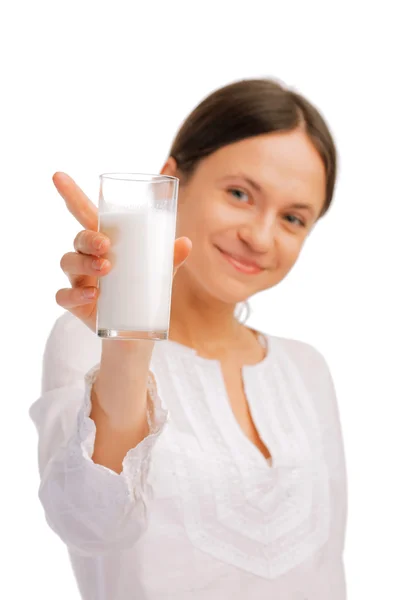 Holding a pohár tejet, a gyönyörű nő — Stock Fotó