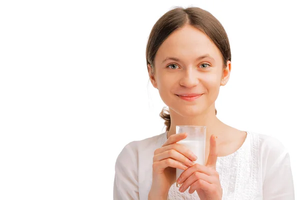 Красива жінка тримає стакан молока — стокове фото