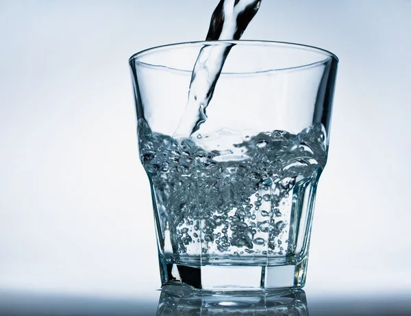Glas mit Gießwasser — Stockfoto