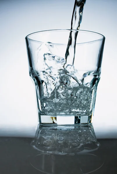Glas mit Gießwasser — Stockfoto