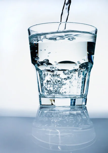 水を注ぐ (2 のガラス) — ストック写真
