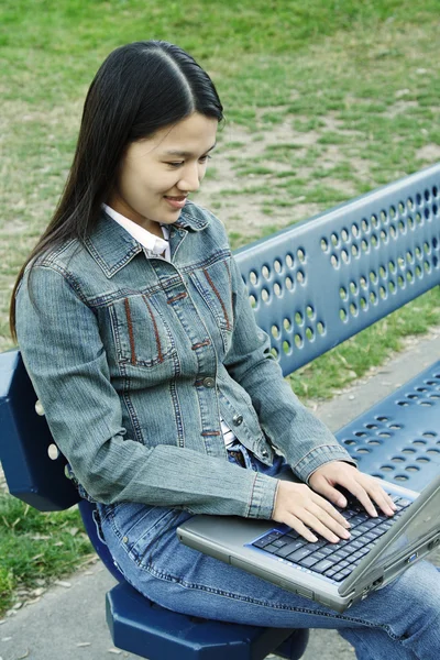 Девушка с ноутбука — стоковое фото