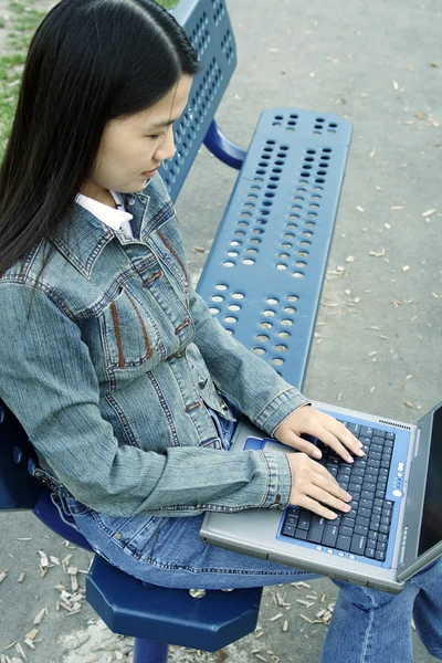 Ноутбук дівчина — стокове фото