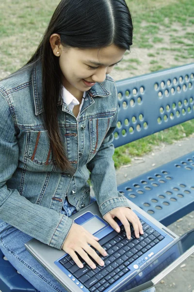 Девушка с ноутбука — стоковое фото