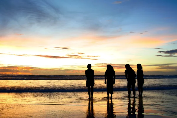 Meisjes op het strand — Stockfoto