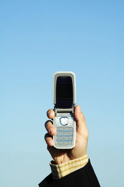Κρατώντας το κινητό τηλέφωνο — Φωτογραφία Αρχείου