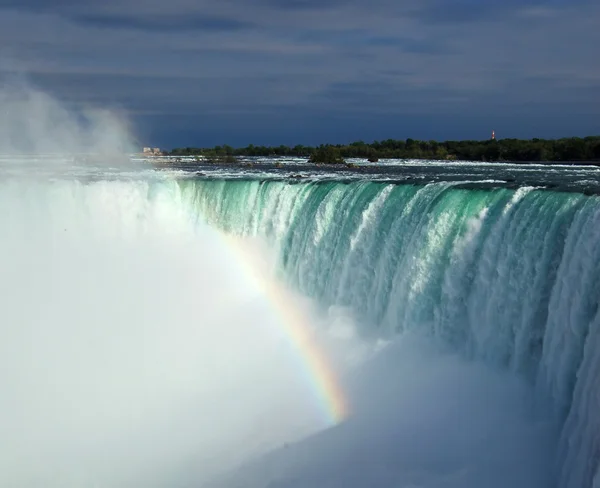 Niagara falls içinde şekillendirme gökkuşağı — Stok fotoğraf