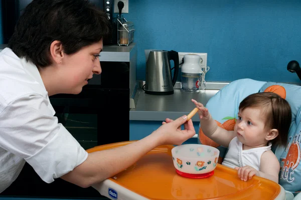 Moeder en baby in de keuken — Stockfoto