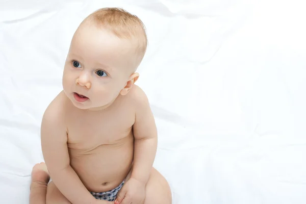 Babyporträt auf Weiß — Stockfoto