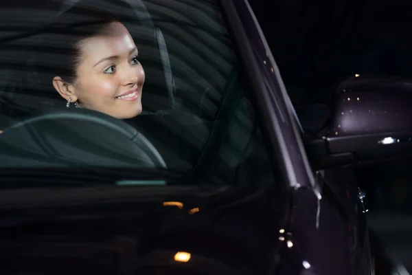 Giovane bella donna guida auto — Foto Stock