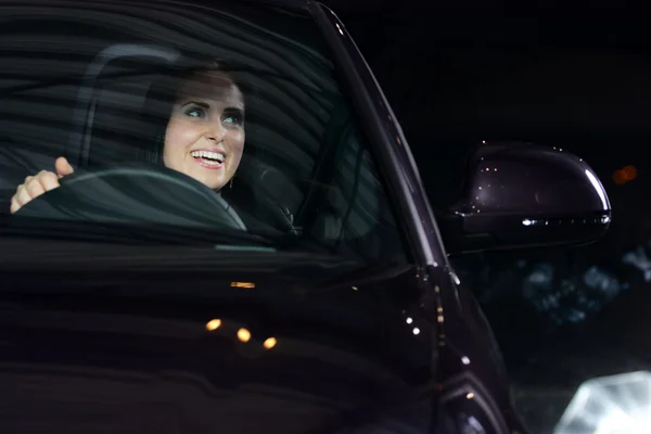 Junge hübsche Frau fährt Auto — Stockfoto