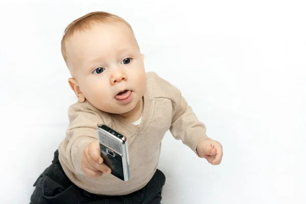 Pieni poika matkapuhelimen kanssa — kuvapankkivalokuva